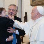 Alberto Fernández Instagram - Nuestro primer viaje solos, en esa complicidad infinita del padre y su hijo. Confieso que estaba preocupado: descansamos tanto en que las madres saben todo que temía no poder resolver algo. Pero tuvimos dos días extraordinarios que incluyó recibir el amor de quien inspiró tu nombre. A cada paso, pude disfrutar de tu sonrisa, tu dulzura y tu sopresa. A mi edad, volver a vivir la experiencia de tu mano en la mía que disfruté por primera vez con tu hermano hace ya casi treinta años, es un regalo de la vida que no puedo dejar de agradecer.