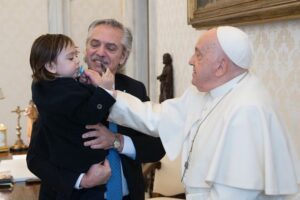 Alberto Fernández Instagram - Nuestro primer viaje solos, en esa complicidad infinita del padre y su hijo. Confieso que estaba preocupado: descansamos tanto en que las madres saben todo que temía no poder resolver algo. Pero tuvimos dos días extraordinarios que incluyó recibir el amor de quien inspiró tu nombre. A cada paso, pude disfrutar de tu sonrisa, tu dulzura y tu sopresa. A mi edad, volver a vivir la experiencia de tu mano en la mía que disfruté por primera vez con tu hermano hace ya casi treinta años, es un regalo de la vida que no puedo dejar de agradecer.