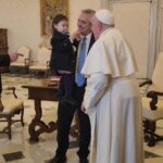 Alberto Fernández Instagram - Ayer viajamos a Roma con Francisco. Lamentablemente, una intervención quirúrgica para sanar una apendicitis, impidió a Fabiola acompañarnos. Esta mañana fuimos recibidos por el Santo Padre en la Biblioteca Privada del Palacio Apostólico. Tuve la dicha de volver a verlo y escuchar sus reflexiones sobre el presente. Quise agradecerle personalmente por todo lo que ayudó a nuestra querida Argentina en los cuatro años en los que presidí el país. Estoy seguro que lo seguirá haciendo. El Santo Padre tuvo la deferencia de bendecir a Francisco y transmitirme sus mejores deseos de pronta recuperación para Fabiola. El Papa es sin duda el líder moral más importante que tiene la humanidad. Mi eterna gratitud y mi compromiso inquebrantable de estar ayudándolo en su enorme lucha por construir una sociedad más justa e igualitaria.