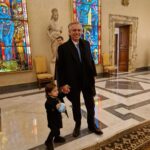 Alberto Fernández Instagram - Ayer viajamos a Roma con Francisco. Lamentablemente, una intervención quirúrgica para sanar una apendicitis, impidió a Fabiola acompañarnos. Esta mañana fuimos recibidos por el Santo Padre en la Biblioteca Privada del Palacio Apostólico. Tuve la dicha de volver a verlo y escuchar sus reflexiones sobre el presente. Quise agradecerle personalmente por todo lo que ayudó a nuestra querida Argentina en los cuatro años en los que presidí el país. Estoy seguro que lo seguirá haciendo. El Santo Padre tuvo la deferencia de bendecir a Francisco y transmitirme sus mejores deseos de pronta recuperación para Fabiola. El Papa es sin duda el líder moral más importante que tiene la humanidad. Mi eterna gratitud y mi compromiso inquebrantable de estar ayudándolo en su enorme lucha por construir una sociedad más justa e igualitaria.