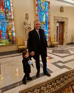 Alberto Fernández Instagram - Ayer viajamos a Roma con Francisco. Lamentablemente, una intervención quirúrgica para sanar una apendicitis, impidió a Fabiola acompañarnos. Esta mañana fuimos recibidos por el Santo Padre en la Biblioteca Privada del Palacio Apostólico. Tuve la dicha de volver a verlo y escuchar sus reflexiones sobre el presente. Quise agradecerle personalmente por todo lo que ayudó a nuestra querida Argentina en los cuatro años en los que presidí el país. Estoy seguro que lo seguirá haciendo.
El Santo Padre tuvo la deferencia de bendecir a Francisco y transmitirme sus mejores deseos de pronta recuperación para Fabiola. 
El Papa es sin duda el líder moral más importante que tiene la humanidad. Mi eterna gratitud y mi compromiso inquebrantable de estar ayudándolo en su enorme lucha por construir una sociedad más justa e igualitaria.