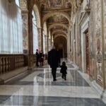 Alberto Fernández Instagram - Ayer viajamos a Roma con Francisco. Lamentablemente, una intervención quirúrgica para sanar una apendicitis, impidió a Fabiola acompañarnos. Esta mañana fuimos recibidos por el Santo Padre en la Biblioteca Privada del Palacio Apostólico. Tuve la dicha de volver a verlo y escuchar sus reflexiones sobre el presente. Quise agradecerle personalmente por todo lo que ayudó a nuestra querida Argentina en los cuatro años en los que presidí el país. Estoy seguro que lo seguirá haciendo. El Santo Padre tuvo la deferencia de bendecir a Francisco y transmitirme sus mejores deseos de pronta recuperación para Fabiola. El Papa es sin duda el líder moral más importante que tiene la humanidad. Mi eterna gratitud y mi compromiso inquebrantable de estar ayudándolo en su enorme lucha por construir una sociedad más justa e igualitaria.