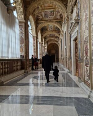 Alberto Fernández Instagram - Ayer viajamos a Roma con Francisco. Lamentablemente, una intervención quirúrgica para sanar una apendicitis, impidió a Fabiola acompañarnos. Esta mañana fuimos recibidos por el Santo Padre en la Biblioteca Privada del Palacio Apostólico. Tuve la dicha de volver a verlo y escuchar sus reflexiones sobre el presente. Quise agradecerle personalmente por todo lo que ayudó a nuestra querida Argentina en los cuatro años en los que presidí el país. Estoy seguro que lo seguirá haciendo.
El Santo Padre tuvo la deferencia de bendecir a Francisco y transmitirme sus mejores deseos de pronta recuperación para Fabiola. 
El Papa es sin duda el líder moral más importante que tiene la humanidad. Mi eterna gratitud y mi compromiso inquebrantable de estar ayudándolo en su enorme lucha por construir una sociedad más justa e igualitaria.