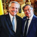Alberto Fernández Instagram - Lamento profundamente el inadmisible agravio del que ha sido objeto el presidente de la República de Colombia @gustavopetrourrego. El compromiso con su pueblo y su eterna lucha por afianzar la unidad Latinoamericana, hacen de él un dirigente de enorme valor que merece nuestro respeto. Colombia y Argentinas son países que siempre se han hermanado junto a otros pueblos de esta Patria Grande que es Latinoamérica. Cuando la globalización demuestra la necesidad de unir esfuerzos en procura de potenciar regiones, es inadmisible cualquier descalificación del otro. Por respeto a la voluntad del pueblo colombiano que eligió para que los gobierne a un dirigente de la talla de @gustavopetrourrego, hago público mi reconocimiento y solidaridad para con mi querido amigo, actual Presidente de la República de Colombia.