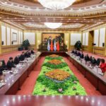 Alberto Fernández Instagram - 🇦🇷🇨🇳 Mantuve una reunión bilateral con el presidente de la República Popular China, Xi Jinping. Me ratificó la ampliación del swap en 47.000 millones de yuanes, equivalente a US$ 6.500 millones. Es una garantía para que la Argentina siga creciendo con producción y trabajo. Esta noticia es resultado del trabajo realizado durante estos cuatro años para profundizar el vínculo con China. Cada vez que pasamos un momento difícil, el Gobierno de Xi Jinping fue muy generoso y atento a nuestras necesidades. Nuestra gratitud para con todo el pueblo chino. El apoyo que hemos recibido para poder acceder a los #BRICS es también muestra del multilateralismo que compartimos y el deseo de un mundo más justo e igualitario. Seguiremos trabajando unidos, promoviendo el desarrollo y la cooperación, y fortaleciendo la agenda del Sur Global.