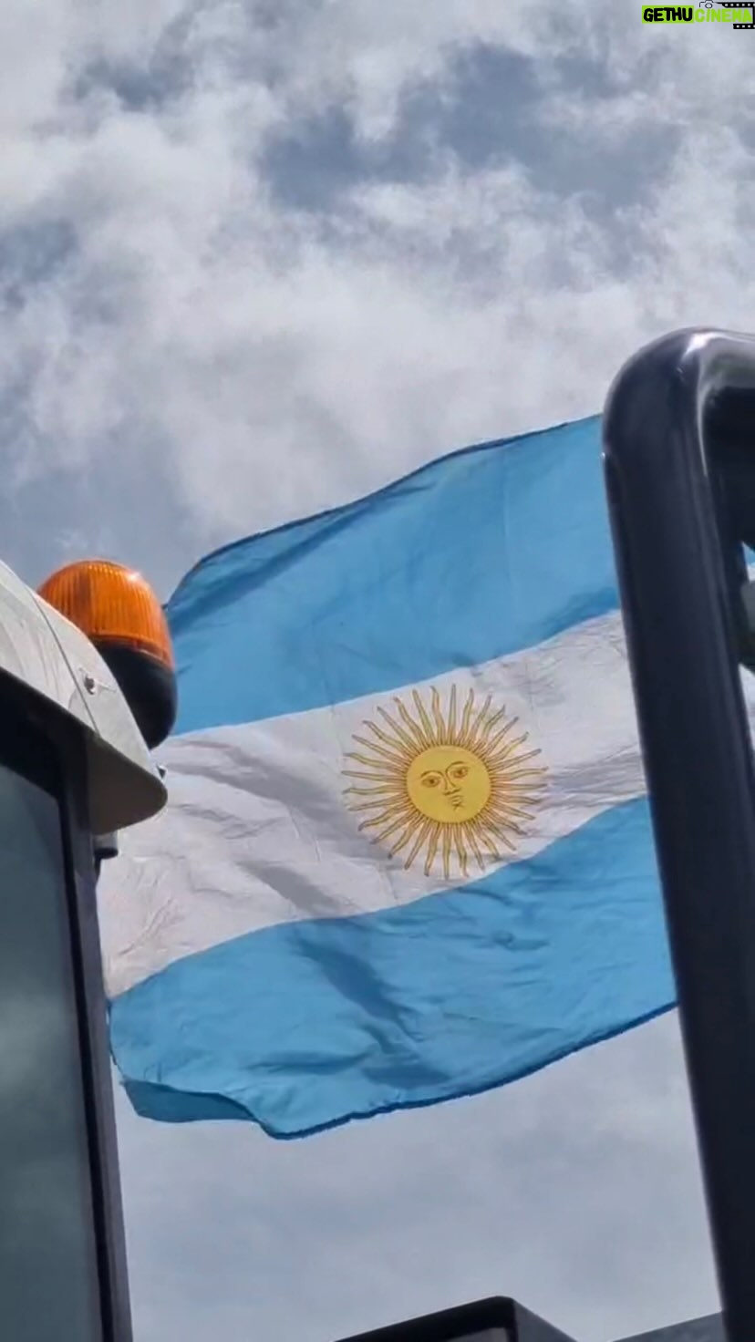 Alberto Fernández Instagram - Convencidos de que la obra pública motoriza la economía, construimos una patria más federal e igualitaria 🇦🇷 En San Miguel del Monte, junto al ministro @gabriel_katopodis, recorrimos las obras para la transformación de la RN 3 en Autopista, en el trayecto Cañuelas - Azul ⬇️ La RN 3 es parte del Corredor Bioceánico Sur, de las vías más importantes para el desarrollo económico del país. No solo brinda mayor seguridad vial, también agiliza la circulación de miles de vehículos y camiones de carga que transportan producción agropecuaria e industrial. 🛣️ Además, esta duplicación de la calzada de 26 km de extensión genera 150 empleos directos. El Gobierno anterior pensó hacer obras como esta con el sistema PPP, pero fueron una estafa. Con el trabajo del Ministerio de @obraspublicasar, todas las obras costaron 70% menos.