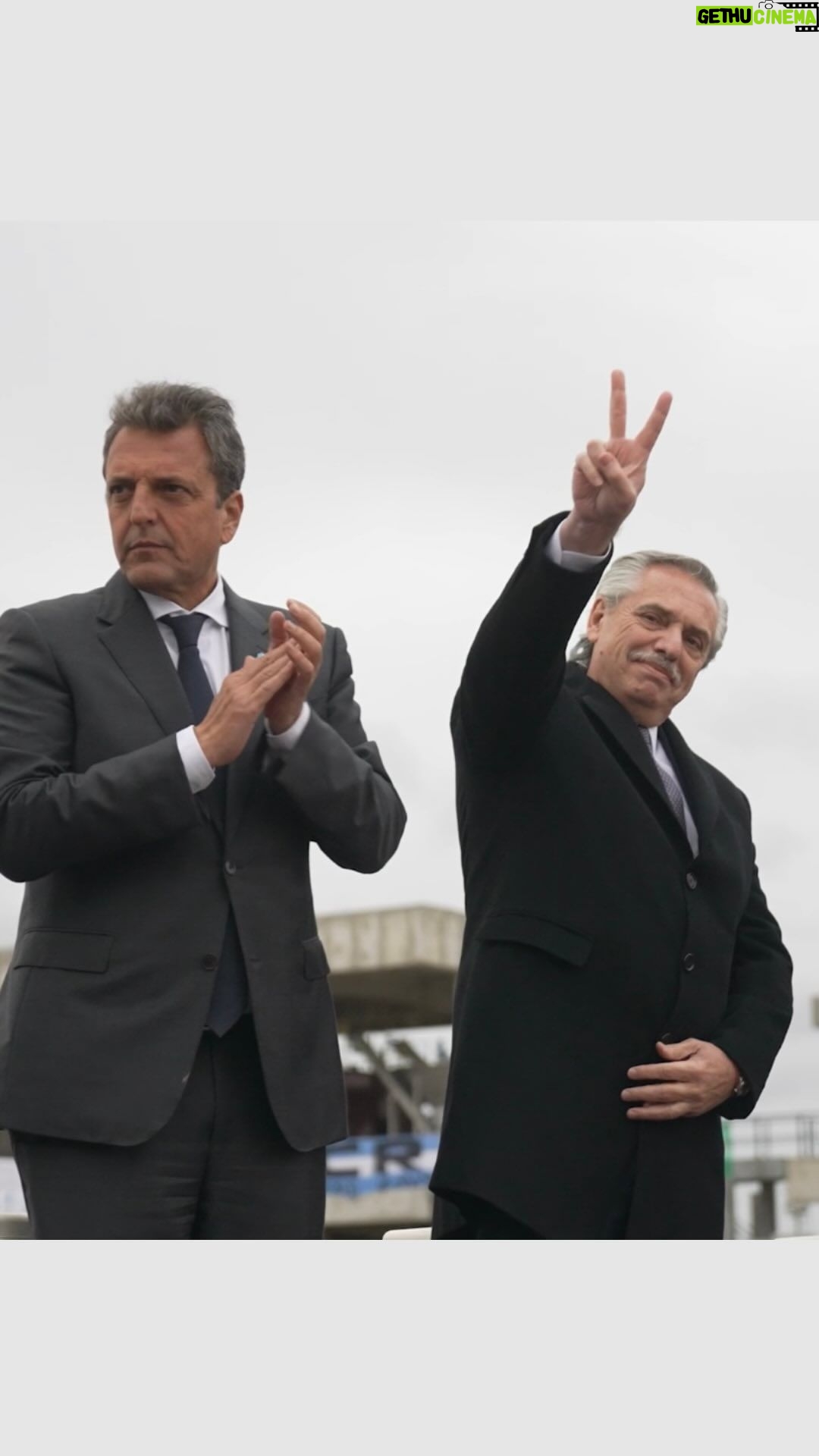 Alberto Fernández Instagram - 🇦🇷 Un estado presente en defensa de quienes más lo necesitan. Junto al ministro @sergiomassaok, la presidenta de AySA, @malenagalmarini, y el ministro @gabriel_katopodis, pusimos en marcha una obra histórica para la Argentina: la planta de pretratamiento del Sistema Riachuelo.