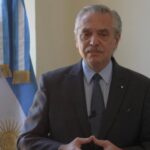 Alberto Fernández Instagram - El @museositiodememoriaesma se ha convertido en Patrimonio de la Humanidad de @unesco. Lo peor del terrorismo de Estado de la última dictadura militar en la Argentina se expresó allí: detenidos, asesinados, torturados y desaparecidos. Seguimos manteniendo viva la memoria. #NuncaMás Con la fuerza de las Madres y Abuelas de Plaza de Mayo buscando con desesperación a sus hijos y nietos, un país entero aprendió a nunca claudicar su lucha. Este año cumplimos 40 años de democracia y seguimos exigiendo justicia para que nadie pueda negar u olvidar el horror. Por la lucha histórica de esas Abuelas y de esas Madres, de las organizaciones de derechos humanos y de todo un pueblo, quiero agradecer esta decisión, especialmente a la embajadora argentina ante UNESCO, @marcelalosardo, que ha trabajado mucho para que se concrete.