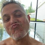 Alejandro Sanz Instagram - Hoy tengo un miércoles de selfies, de recuerdos, de memoria, de raíces, de muuuucha fruta, de entrenar mi mente y re calcular mi corazón para restar un día menos para veros en los escenarios 🥷 ¿El vuestro qué tal?