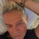 Alejandro Sanz Instagram - Hoy tengo un miércoles de selfies, de recuerdos, de memoria, de raíces, de muuuucha fruta, de entrenar mi mente y re calcular mi corazón para restar un día menos para veros en los escenarios 🥷 ¿El vuestro qué tal?