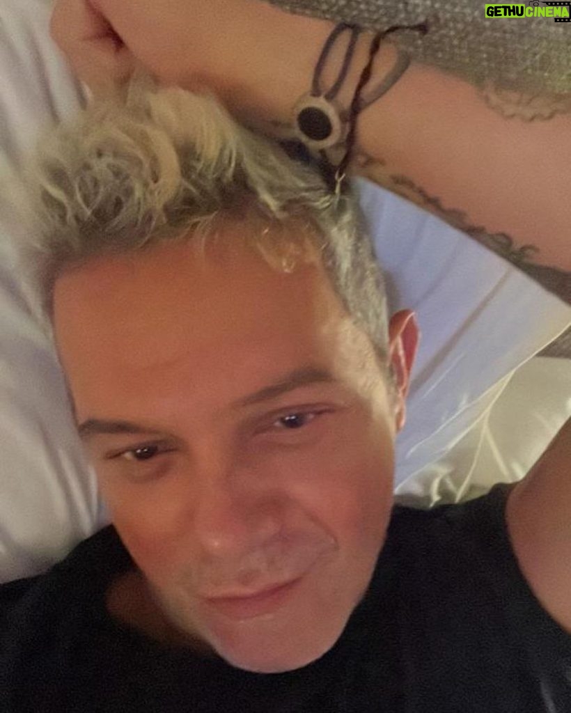 Alejandro Sanz Instagram - Hoy tengo un miércoles de selfies, de recuerdos, de memoria, de raíces, de muuuucha fruta, de entrenar mi mente y re calcular mi corazón para restar un día menos para veros en los escenarios 🥷 ¿El vuestro qué tal?