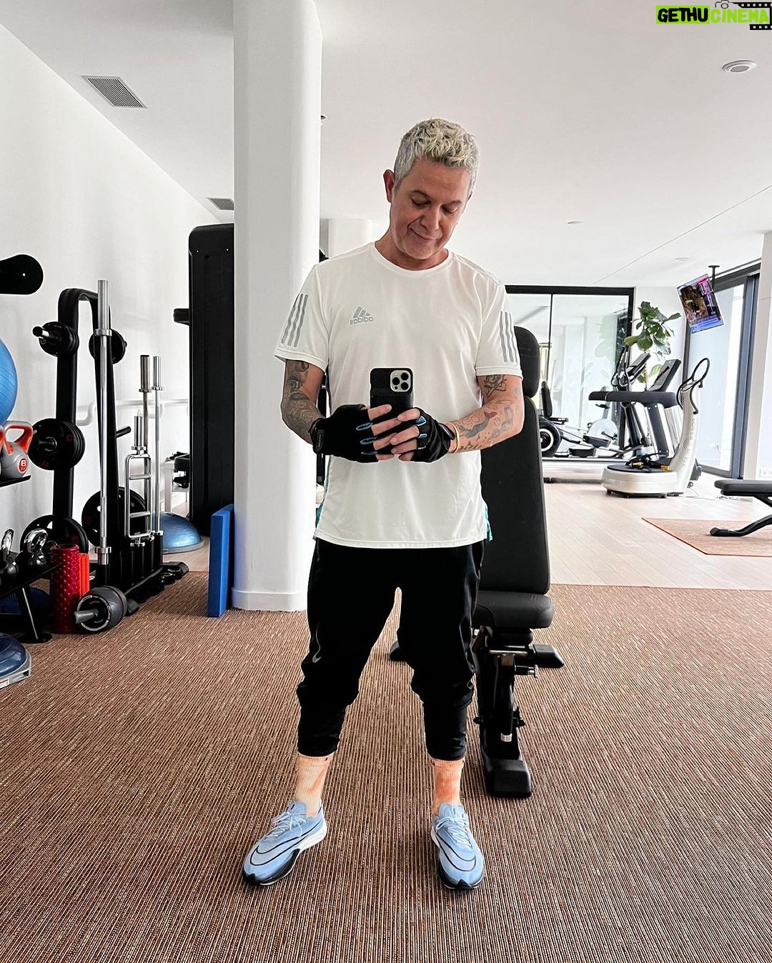 Alejandro Sanz Instagram - Hoy tengo un miércoles de selfies, de recuerdos, de memoria, de raíces, de muuuucha fruta, de entrenar mi mente y re calcular mi corazón para restar un día menos para veros en los escenarios 🥷 ¿El vuestro qué tal?