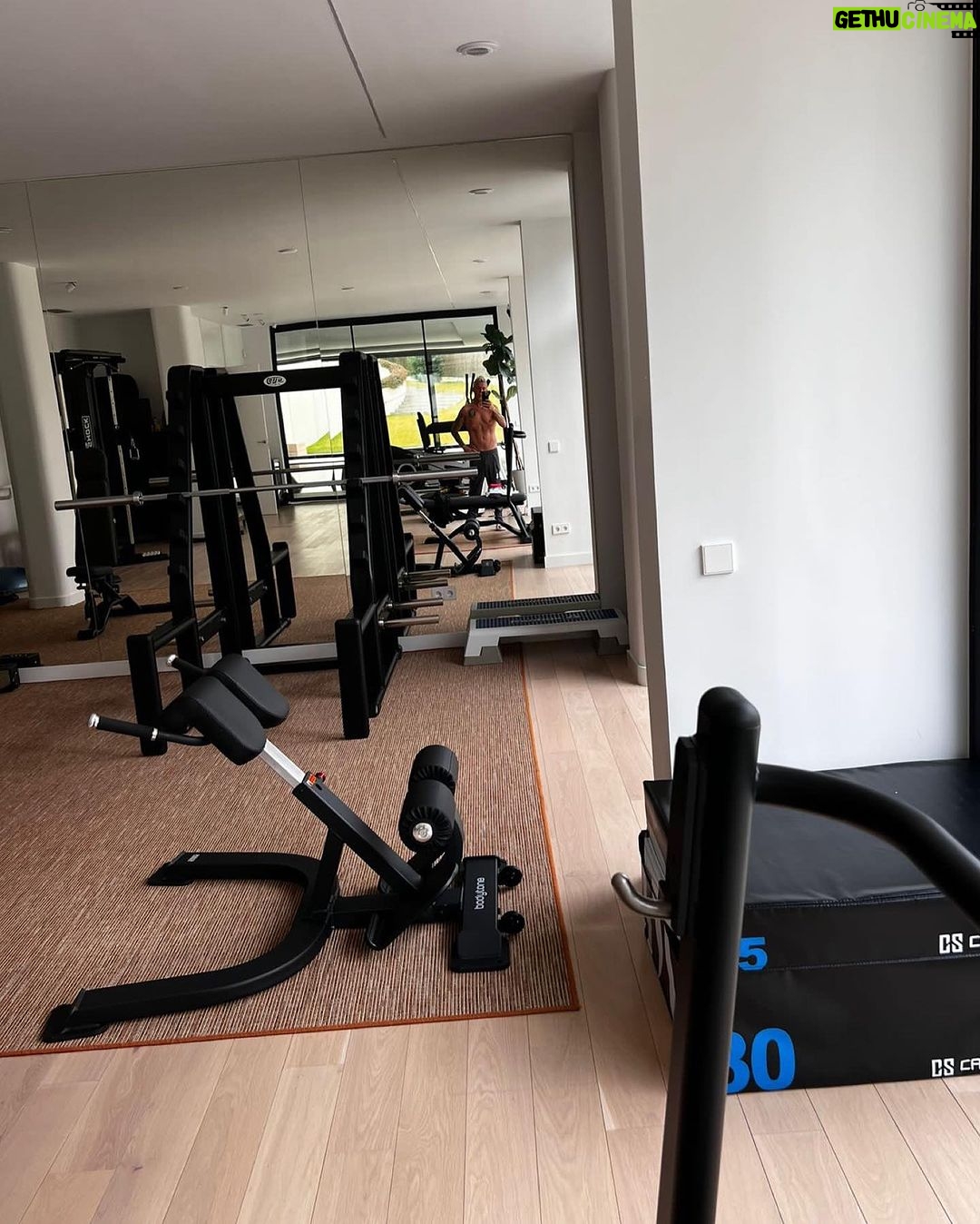Alejandro Sanz Instagram - Hoy tengo un miércoles de selfies, de recuerdos, de memoria, de raíces, de muuuucha fruta, de entrenar mi mente y re calcular mi corazón para restar un día menos para veros en los escenarios 🥷 ¿El vuestro qué tal?