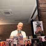 Alejandro Sanz Instagram - Hoy tengo un miércoles de selfies, de recuerdos, de memoria, de raíces, de muuuucha fruta, de entrenar mi mente y re calcular mi corazón para restar un día menos para veros en los escenarios 🥷 ¿El vuestro qué tal?