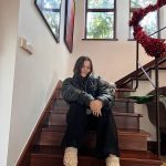 Alejandro Sanz Instagram - Los inviernos a sol, son calientes con la gente que te cuida y que más quieres… Mis modelos favoritos, un paseo en la niebla, el viento frío, el calor de la chimenea, un poco de Frida y la emoción de la magia de la pura felicidad han hecho un inicio del 2024 tan perfecto que me asusta 🥷