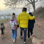 Alejandro Sanz Instagram - Los inviernos a sol, son calientes con la gente que te cuida y que más quieres… Mis modelos favoritos, un paseo en la niebla, el viento frío, el calor de la chimenea, un poco de Frida y la emoción de la magia de la pura felicidad han hecho un inicio del 2024 tan perfecto que me asusta 🥷
