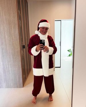 Alejandro Sanz Instagram - La Navidad la inventó la familia como la mejor excusa para juntarse. 
1. No olvidéis el remitente 💌
2. Mis postales favoritas 👇
3.  Tienen nombre propio 
4. Frida siempre sonríe 
5. Bodegón navideño 
6. Este jersey es de una sesión de fotos de un disco…¿sabéis cuál? 🤔
7. El elfo travieso haciendo de las suyas
8. Mi tío 😂😂😂
9. Alma y Frida ❤️
10. El árbol de oriente 💫 

¡Feliz Navidad! 🎅🏽🥷