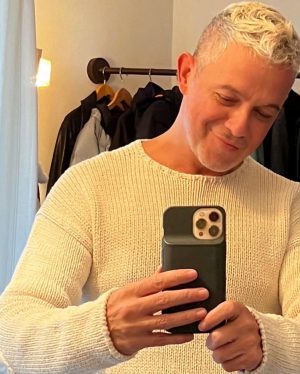 Alejandro Sanz Instagram - La Navidad la inventó la familia como la mejor excusa para juntarse. 
1. No olvidéis el remitente 💌
2. Mis postales favoritas 👇
3.  Tienen nombre propio 
4. Frida siempre sonríe 
5. Bodegón navideño 
6. Este jersey es de una sesión de fotos de un disco…¿sabéis cuál? 🤔
7. El elfo travieso haciendo de las suyas
8. Mi tío 😂😂😂
9. Alma y Frida ❤️
10. El árbol de oriente 💫 

¡Feliz Navidad! 🎅🏽🥷