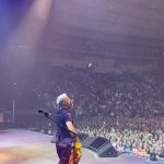 Alejandro Sanz Instagram - Quien te quita el aliento, te suma latidos. Y después de la noche de hoy, tengo latidos para noventa y nueve vidas más. Barcelona cómo te quiero ❤️ #NuestroÚltimoMomento