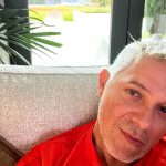 Alejandro Sanz Instagram - Hemos girado por todo el mundo para volvernos a encontrar. Ganas de sábado, #SANZenVivo número 99 🙌 BARCELONA mírame a los ojos que me tienes del revés 🥷 #NuestroÚltimoMomento