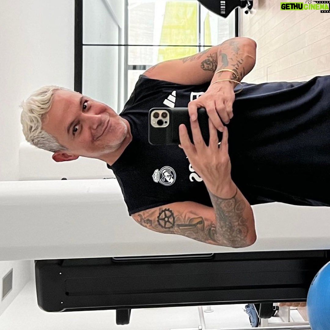 Alejandro Sanz Instagram - Hemos girado por todo el mundo para volvernos a encontrar. Ganas de sábado, #SANZenVivo número 99 🙌 BARCELONA mírame a los ojos que me tienes del revés 🥷 #NuestroÚltimoMomento