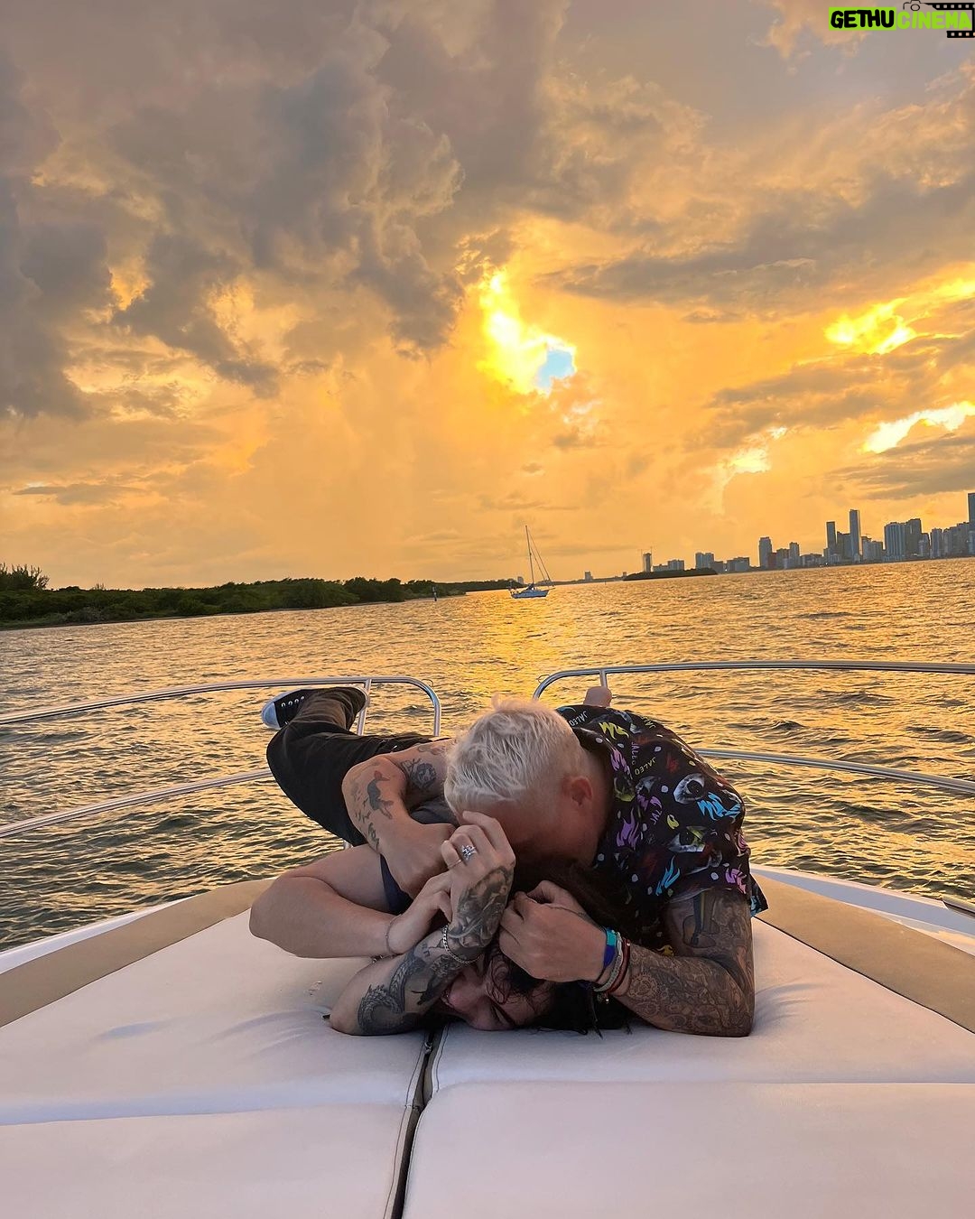 Alejandro Sanz Instagram - Hoy es el cumple de mi hijo, y era el de mi padre. Bendito acierto. Agradezco a la vida la fortuna de tener un hijo como tú. Respiras talento a cada paso que das. Una mezcla perfecta de valentía y bondad. No lo digo yo como padre. Lo demuestras tú como persona. Felices 21 Alex, vive tu vida al máximo volumen 🙏 te quiero @kydarii