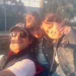 Alejandro Sanz Instagram - Hoy es el cumple de mi hijo, y era el de mi padre. Bendito acierto. Agradezco a la vida la fortuna de tener un hijo como tú. Respiras talento a cada paso que das. Una mezcla perfecta de valentía y bondad. No lo digo yo como padre. Lo demuestras tú como persona. Felices 21 Alex, vive tu vida al máximo volumen 🙏 te quiero @kydarii