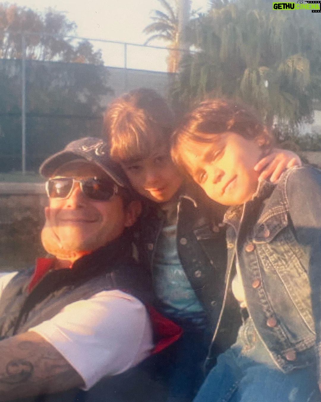 Alejandro Sanz Instagram - Hoy es el cumple de mi hijo, y era el de mi padre. Bendito acierto. Agradezco a la vida la fortuna de tener un hijo como tú. Respiras talento a cada paso que das. Una mezcla perfecta de valentía y bondad. No lo digo yo como padre. Lo demuestras tú como persona. Felices 21 Alex, vive tu vida al máximo volumen 🙏 te quiero @kydarii
