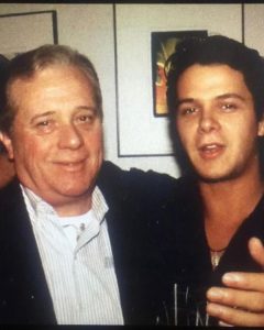 Alejandro Sanz Instagram - Hoy es el cumple de mi hijo, y era el de mi padre. Bendito acierto. Agradezco a la vida la fortuna de tener un hijo como tú. Respiras talento a cada paso que das. Una mezcla perfecta de valentía y bondad. No lo digo yo como padre. Lo demuestras tú como persona. Felices 21 Alex, vive tu vida al máximo volumen 🙏 te quiero @kydarii