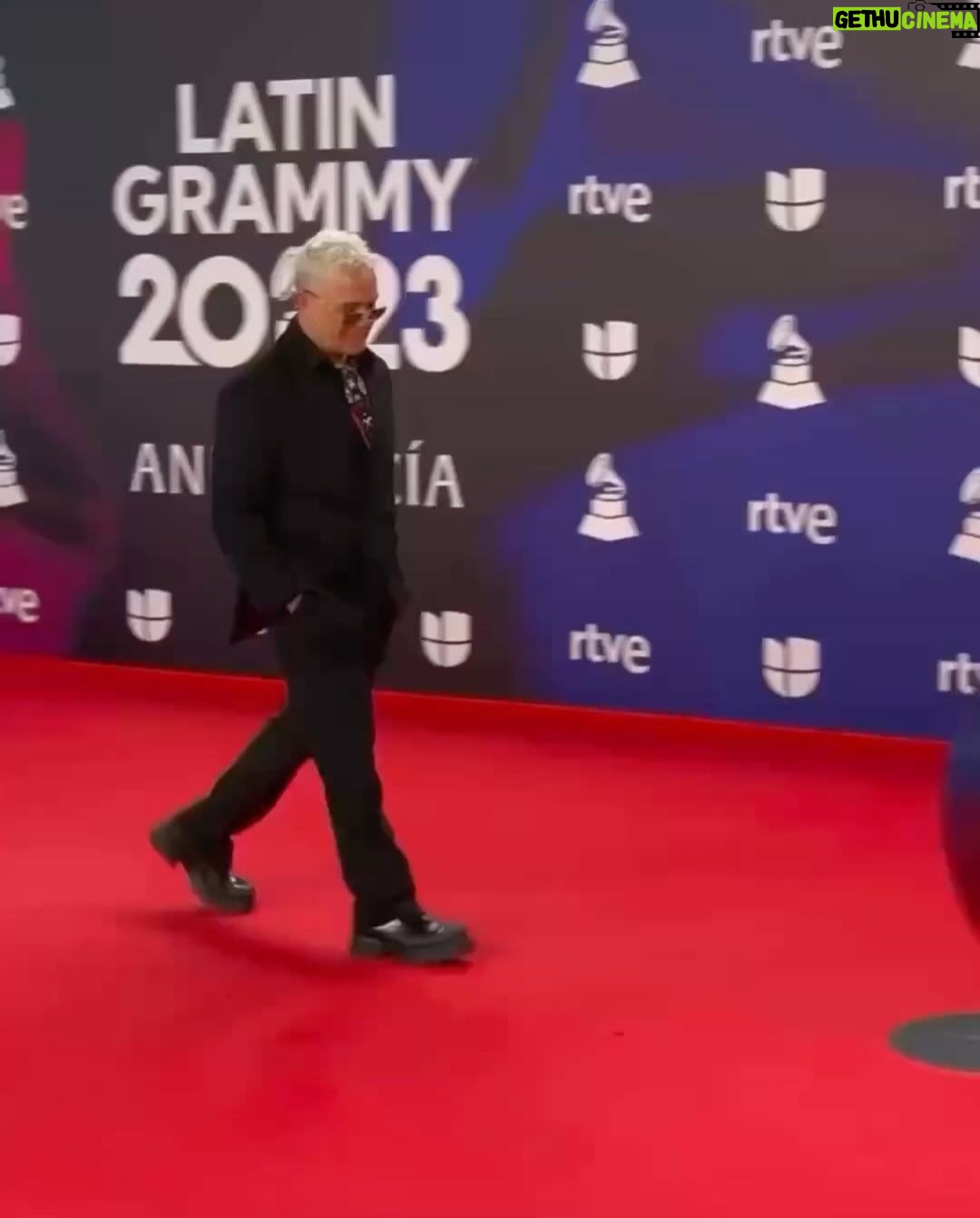 Alejandro Sanz Instagram - La música siempre gana, cuida y une a todxs los que la amamos. Ha sido una semana increíble, en casa, en familia, cuidando cada detalle para que sea imposible olvidar lo vivido. Gracias @latingrammys 🙏Gracias Sevilla ❤️ por abrazarnos bajo tu mantilla de puro arte. #LatinGRAMMY Latin Grammy, Sevilla