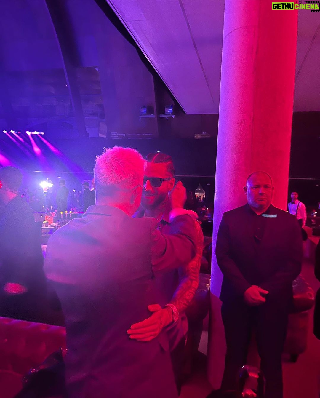 Alejandro Sanz Instagram - La música siempre gana, cuida y une a todxs los que la amamos. Ha sido una semana increíble, en casa, en familia, cuidando cada detalle para que sea imposible olvidar lo vivido. Gracias @latingrammys 🙏Gracias Sevilla ❤️ por abrazarnos bajo tu mantilla de puro arte. #LatinGRAMMY Latin Grammy, Sevilla