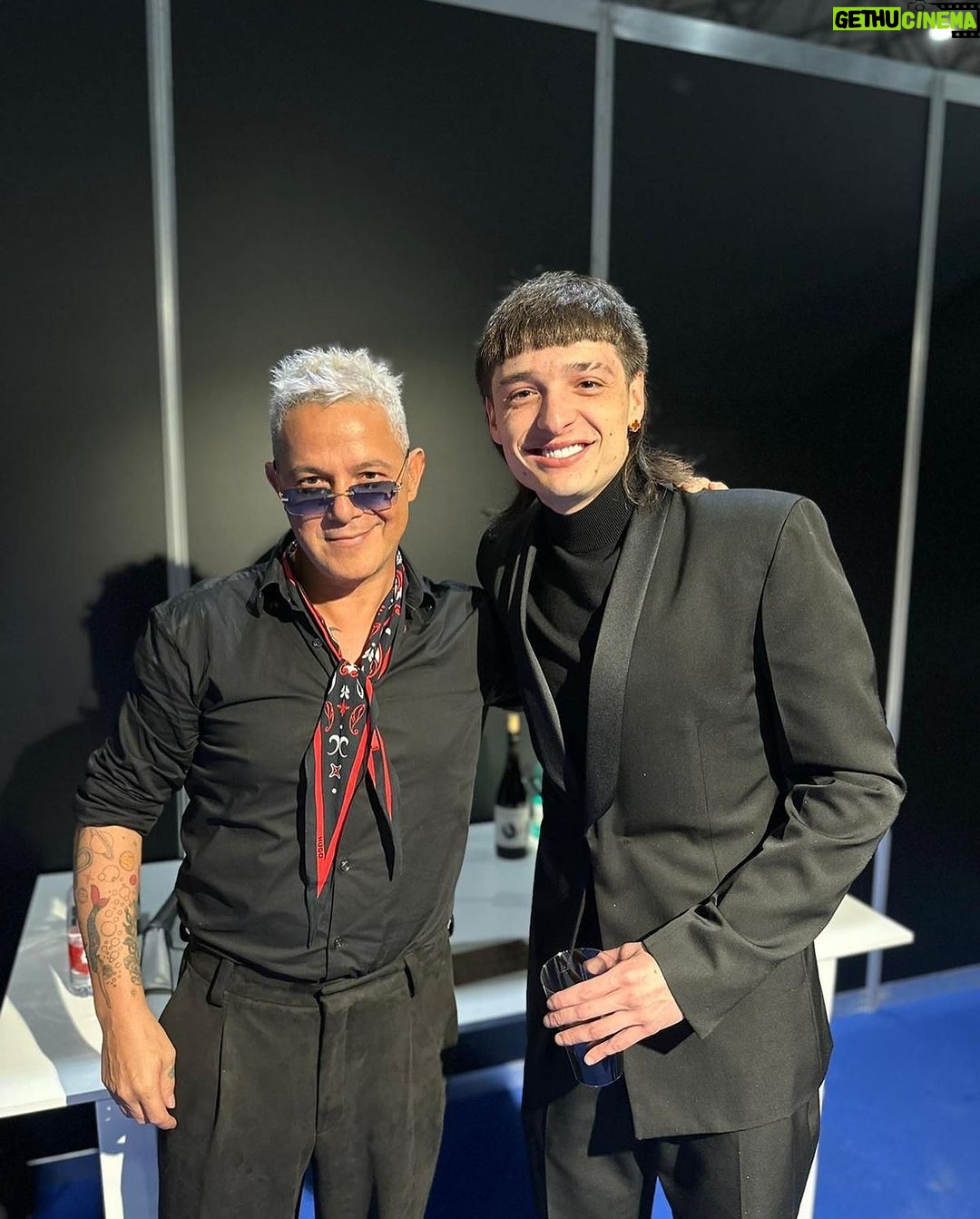 Alejandro Sanz Instagram - La música siempre gana, cuida y une a todxs los que la amamos. Ha sido una semana increíble, en casa, en familia, cuidando cada detalle para que sea imposible olvidar lo vivido. Gracias @latingrammys 🙏Gracias Sevilla ❤️ por abrazarnos bajo tu mantilla de puro arte. #LatinGRAMMY Latin Grammy, Sevilla