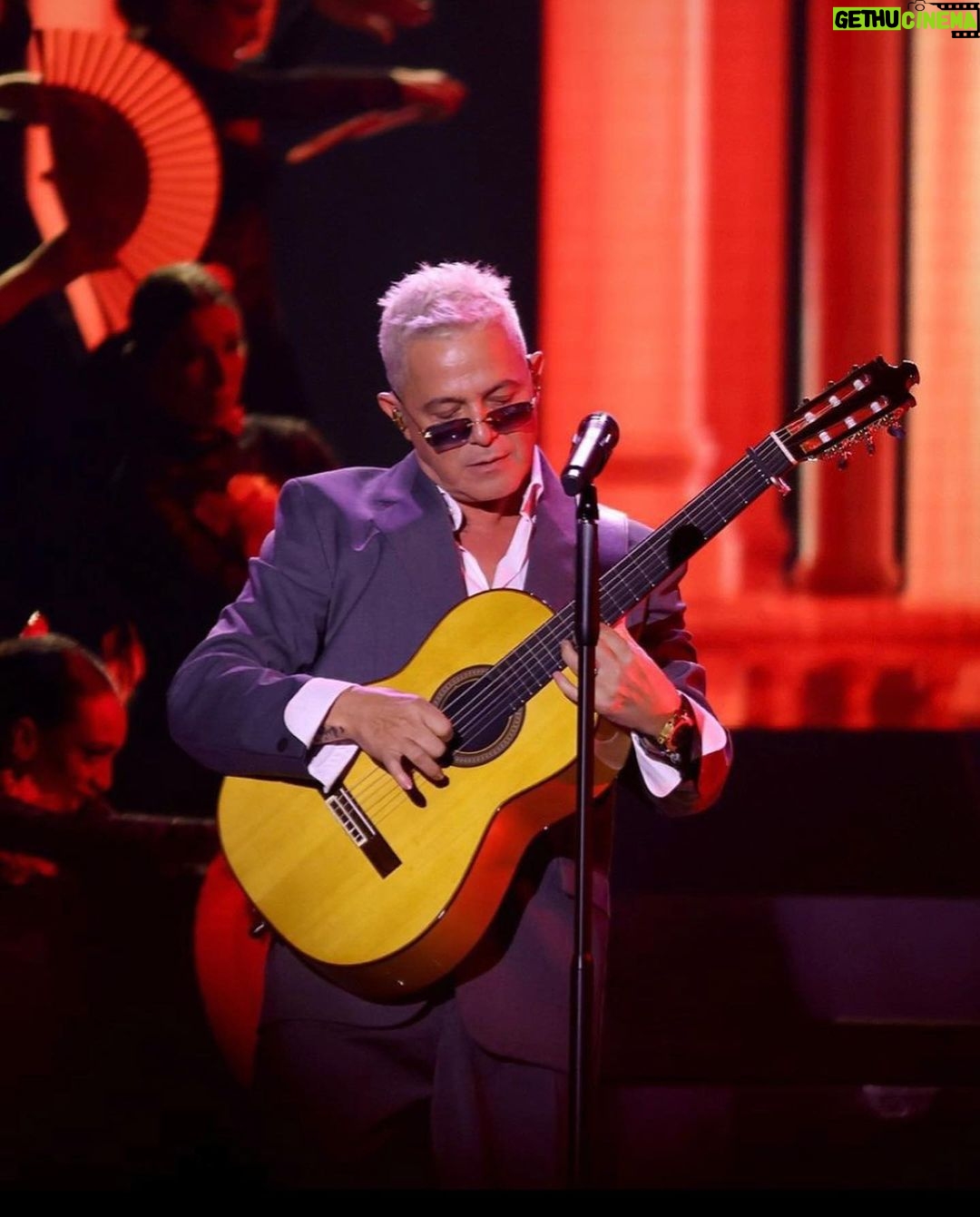 Alejandro Sanz Instagram - La música siempre gana, cuida y une a todxs los que la amamos. Ha sido una semana increíble, en casa, en familia, cuidando cada detalle para que sea imposible olvidar lo vivido. Gracias @latingrammys 🙏Gracias Sevilla ❤️ por abrazarnos bajo tu mantilla de puro arte. #LatinGRAMMY Latin Grammy, Sevilla