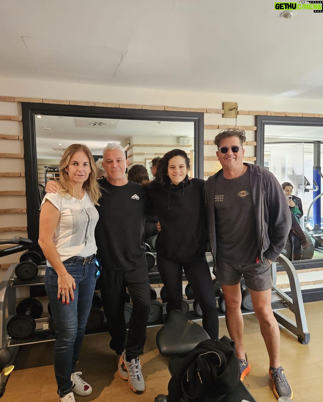 Alejandro Sanz Instagram - La música siempre gana, cuida y une a todxs los que la amamos. Ha sido una semana increíble, en casa, en familia, cuidando cada detalle para que sea imposible olvidar lo vivido. Gracias @latingrammys 🙏Gracias Sevilla ❤️ por abrazarnos bajo tu mantilla de puro arte. #LatinGRAMMY Latin Grammy, Sevilla