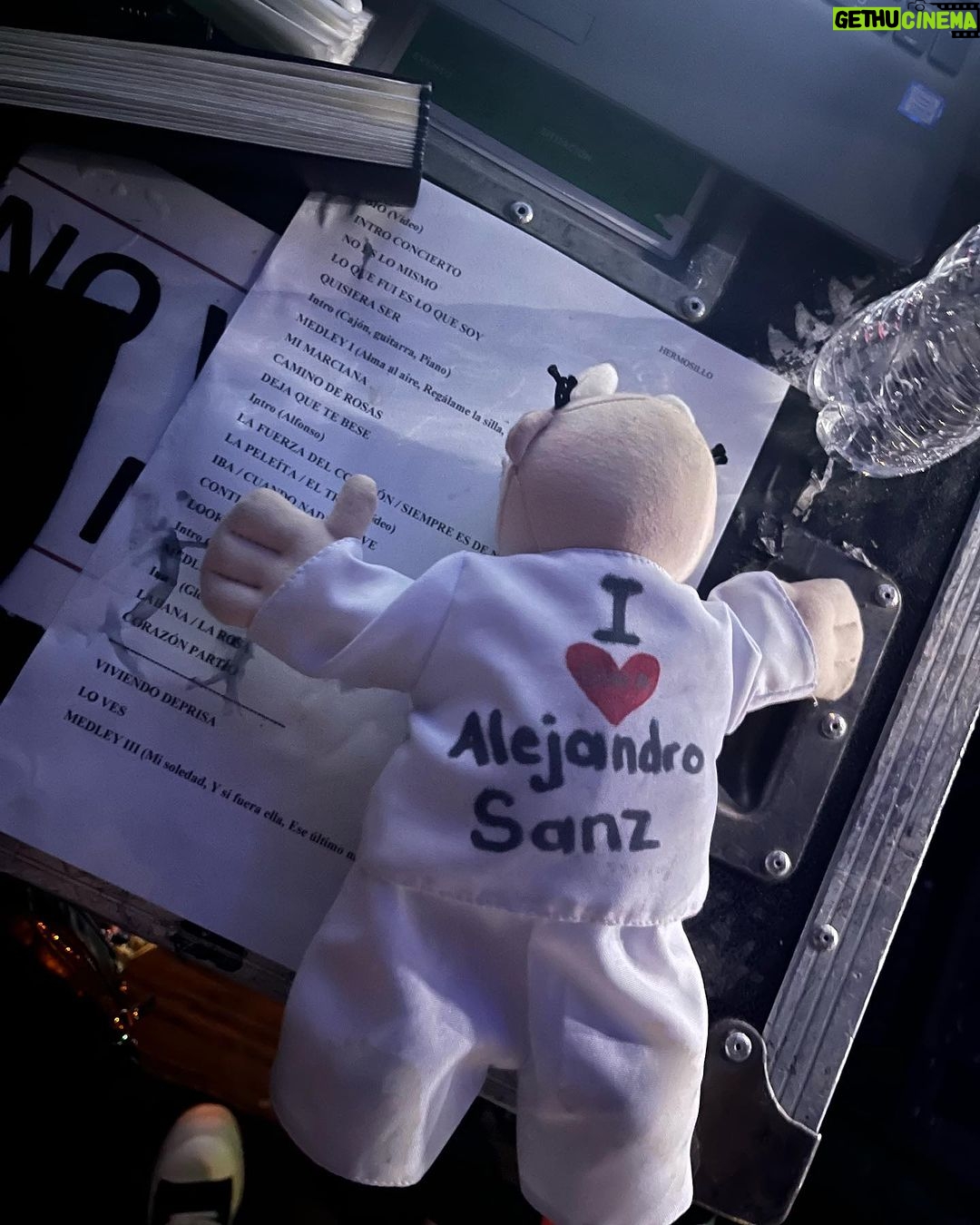 Alejandro Sanz Instagram - Seguimos cantando historias ❤️ 1. Cuando salen así de un concierto es que algo no queremos que acabe nunca. 2. El orgullo si tiene nombre 3. Mis noches se alumbran con luciérnagas. 4. El cazador de notas. 5. El abrazo más grande de México 6. Por cada aplauso, un gracias. 7. Mi Backliner favorito 😂 8. 1424 sueños cumplidos. 9. El rugido mexicano 🤠 10. Cheeseeeee 🧀 #SANZenVivo 🇲🇽🥷 Hermosillo