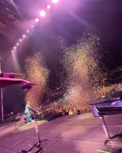 Alejandro Sanz Instagram - Cuando las emociones no se pueden explicar, ese es el lugar correcto. El más bello y el más puro. #SANZenVivo 🇲🇽🥷 Tijuana, Baja California