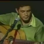 Alejandro Sanz Instagram - Hay canciones y emociones que viven en las cuerdas de una guitarra, da igual el tiempo que pase. El eco de sus giros le da sentido a nuestra eterna búsqueda de alguien que nos cure el corazón partío. Inconscientes de que la respuesta, está en nosotros mismos y en lo que hemos creado juntos. Gracias por estos 26 años de Corazón Partío, sólo hay un manera de celebrarlo, y es con vosotrxs. #CorazónPartío26años