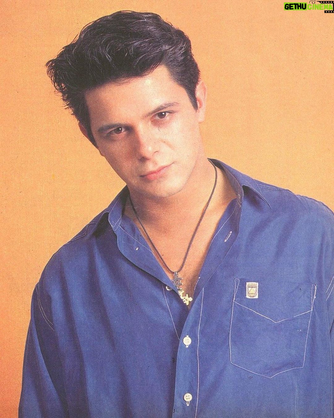Alejandro Sanz Instagram - De Dallas a Houston, tenemos la solución 🙌 1. 😉🥷 2. La inteligencia emocional es gratis y real. 3. Los fantasmas de mi guitarra me susurran. 4. Otra definición de alegría. 5. ¿Qué se ve en un espejo que se mira en otro espejo? 6. No me soltéis nunca. 7. Ajustes de última hora. 8. ❤️ @haashoficial 🙏 9. Lanzamiento de latidos. 10. La danza de las notas. #SANZenVivoUSA 🇺🇸 Houston, Texas