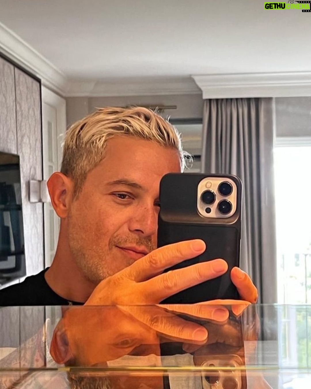 Alejandro Sanz Instagram - De Dallas a Houston, tenemos la solución 🙌 1. 😉🥷 2. La inteligencia emocional es gratis y real. 3. Los fantasmas de mi guitarra me susurran. 4. Otra definición de alegría. 5. ¿Qué se ve en un espejo que se mira en otro espejo? 6. No me soltéis nunca. 7. Ajustes de última hora. 8. ❤️ @haashoficial 🙏 9. Lanzamiento de latidos. 10. La danza de las notas. #SANZenVivoUSA 🇺🇸 Houston, Texas