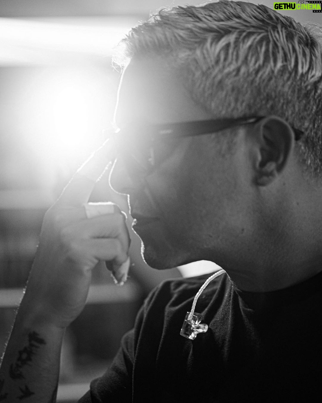 Alejandro Sanz Instagram - De Dallas a Houston, tenemos la solución 🙌 1. 😉🥷 2. La inteligencia emocional es gratis y real. 3. Los fantasmas de mi guitarra me susurran. 4. Otra definición de alegría. 5. ¿Qué se ve en un espejo que se mira en otro espejo? 6. No me soltéis nunca. 7. Ajustes de última hora. 8. ❤️ @haashoficial 🙏 9. Lanzamiento de latidos. 10. La danza de las notas. #SANZenVivoUSA 🇺🇸 Houston, Texas