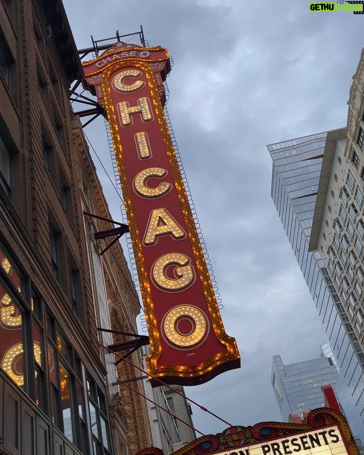 Alejandro Sanz Instagram - Mi suerte, un escenario. La magia, vuestro aplauso 🙏 #SANZenVivoUSA 🇺🇸🥷 Chicago