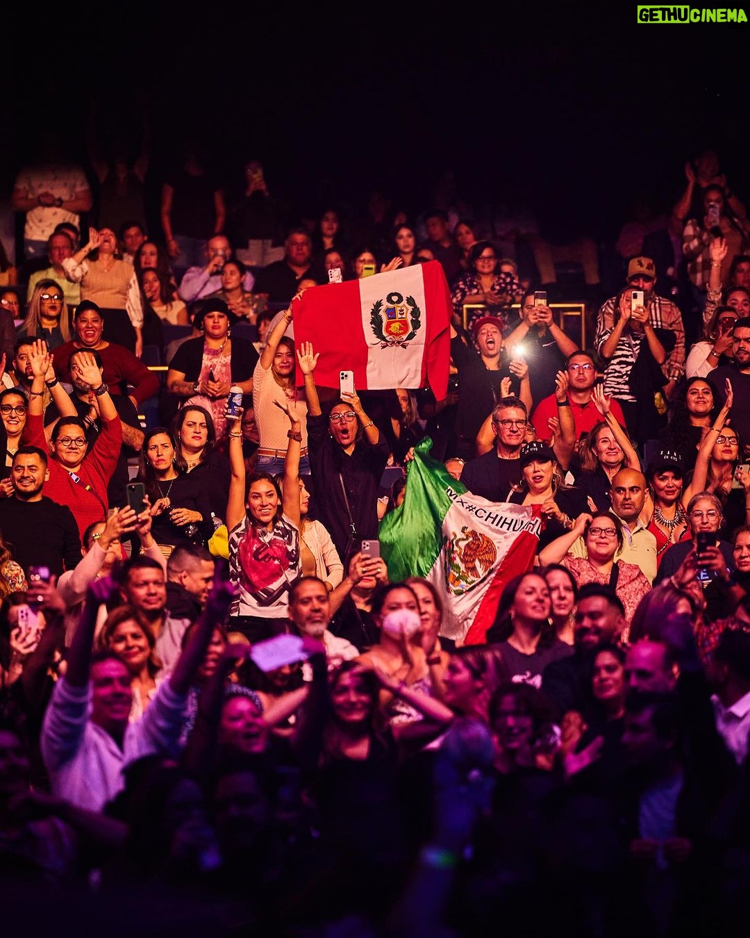 Alejandro Sanz Instagram - Mi suerte, un escenario. La magia, vuestro aplauso π #SANZenVivoUSA πΊπΈπ₯· Chicago