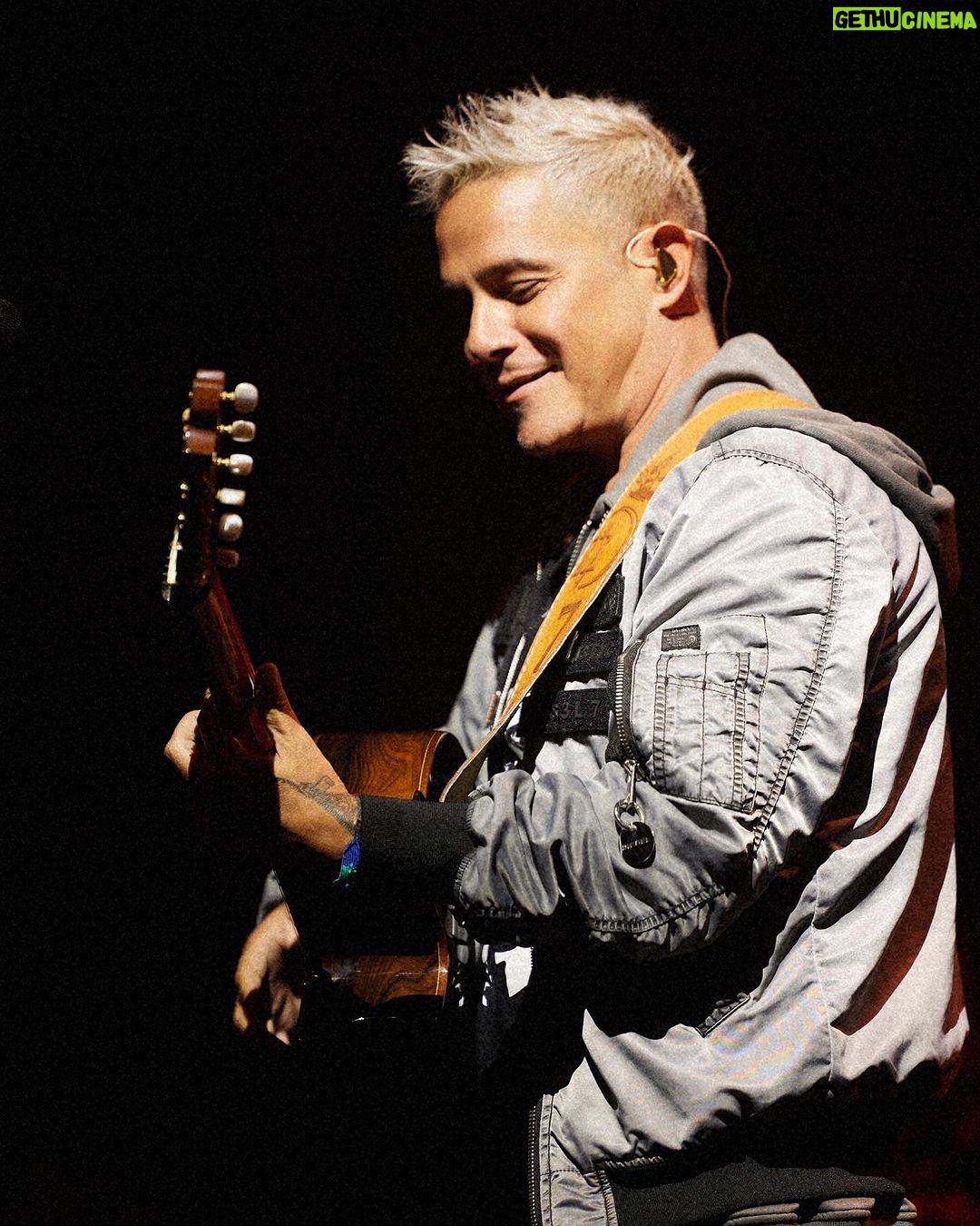 Alejandro Sanz Instagram - Mi suerte, un escenario. La magia, vuestro aplauso π #SANZenVivoUSA πΊπΈπ₯· Chicago