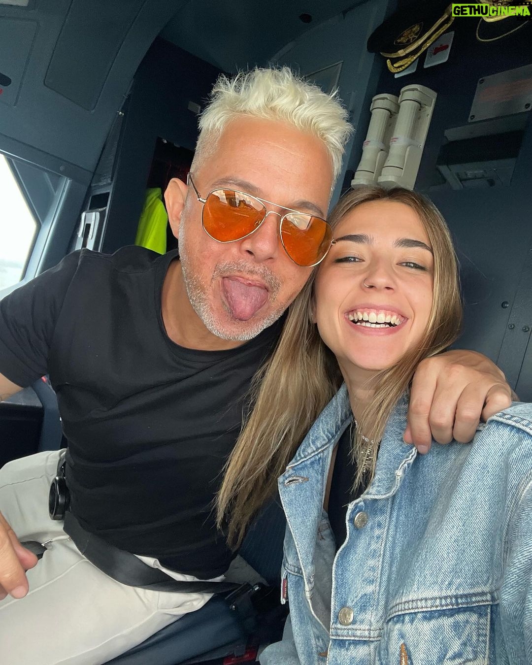 Alejandro Sanz Instagram - Puerto Ricooo 🇵🇷 te veo, te quiero y te venerooo 🙏 1. El escenario de la felicidad. 2. Los atardeceres de San Juan te congelan el alma 🙏 3. Cada oveja con su pareja 😂 4. El corazón de #SANZenVivo tiene miles caras. 5. Arreglaíto pa’ ti. 6. Así se saluda a la vida 💪 7. El pincel de las notas. 8. Al final subió 🙌 9. Y cantó 👏👏 10. Un cumpleaños puertorriqueño 🎂27