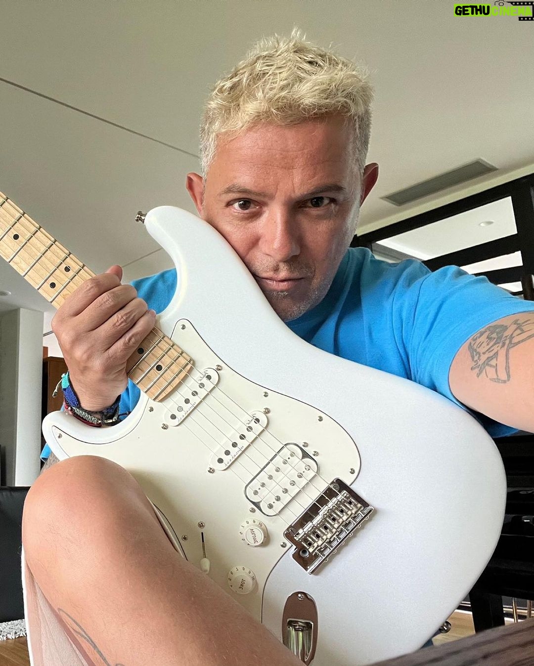 Alejandro Sanz Instagram - No existe maleta para todo lo que vamos a vivir. Abrimos lista de imprescindibles 📝 ¿Qué no nos podemos olvidar de gira ? 👇👇👇 Nos Vamos