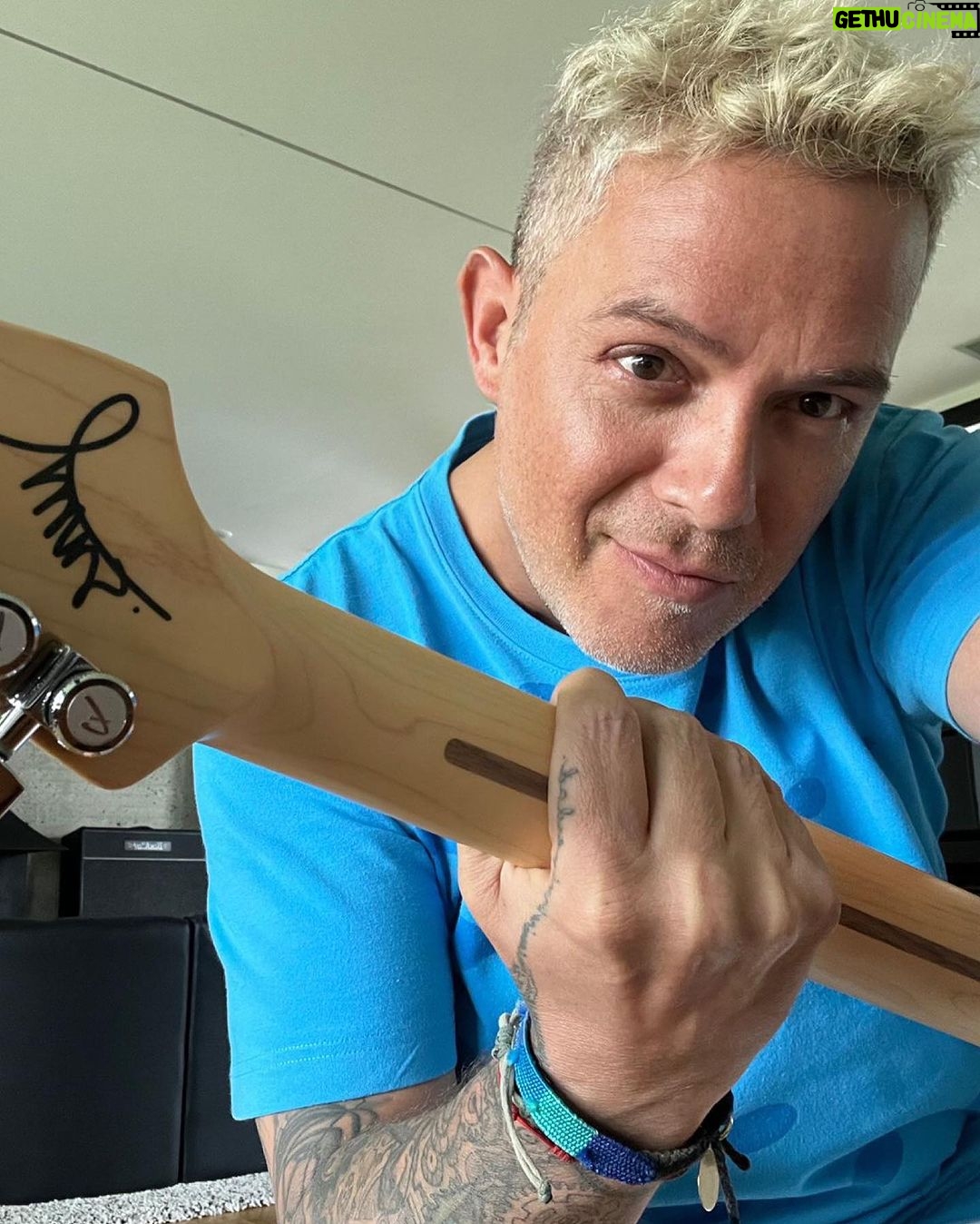 Alejandro Sanz Instagram - No existe maleta para todo lo que vamos a vivir. Abrimos lista de imprescindibles 📝 ¿Qué no nos podemos olvidar de gira ? 👇👇👇 Nos Vamos