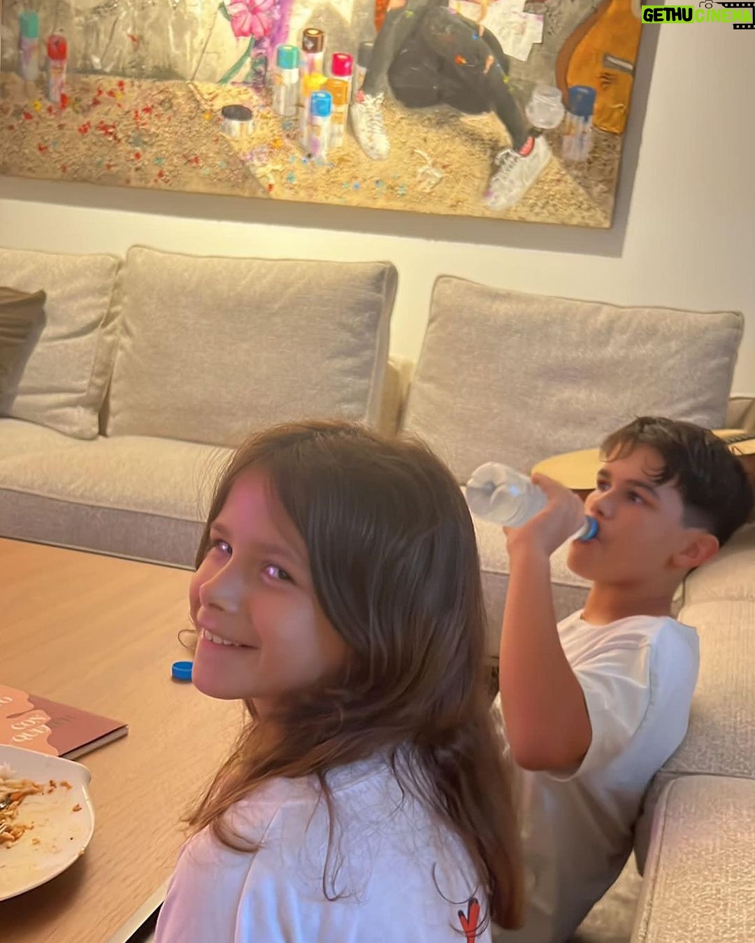 Alejandro Sanz Instagram - No existe maleta para todo lo que vamos a vivir. Abrimos lista de imprescindibles 📝 ¿Qué no nos podemos olvidar de gira ? 👇👇👇 Nos Vamos