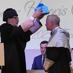 Alejandro Sanz Instagram - La asignatura más importante de nuestras vidas es la alegría. Y todxs somos sobresalientes. Hoy, me nombráis Doctor Honoris Causa por la Universidad de Cádiz, feliz y emocionado sólo puedo dar las gracias y dedicárselo a los que con un lápiz hacen arte, a los que con una pizarra hacen estudiantes, a los que con una guitarra hacen historias, a lo bello de vivir buscando siempre una nota, un número, una ecuación o una estrella o un detalle que nos salve. @univcadiz 🙏❤️