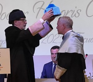 Alejandro Sanz Instagram - La asignatura más importante de nuestras vidas es la alegría. Y todxs somos sobresalientes. Hoy, me nombráis Doctor Honoris Causa por la Universidad de Cádiz, feliz y emocionado sólo puedo dar las gracias y dedicárselo a los que con un lápiz hacen arte, a los que con una pizarra hacen estudiantes, a los que con una guitarra hacen historias, a lo bello de vivir buscando siempre una nota, un número, una ecuación o una estrella o un detalle que nos salve. 

@univcadiz 
🙏❤️