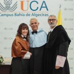 Alejandro Sanz Instagram - La asignatura más importante de nuestras vidas es la alegría. Y todxs somos sobresalientes. Hoy, me nombráis Doctor Honoris Causa por la Universidad de Cádiz, feliz y emocionado sólo puedo dar las gracias y dedicárselo a los que con un lápiz hacen arte, a los que con una pizarra hacen estudiantes, a los que con una guitarra hacen historias, a lo bello de vivir buscando siempre una nota, un número, una ecuación o una estrella o un detalle que nos salve. @univcadiz 🙏❤️